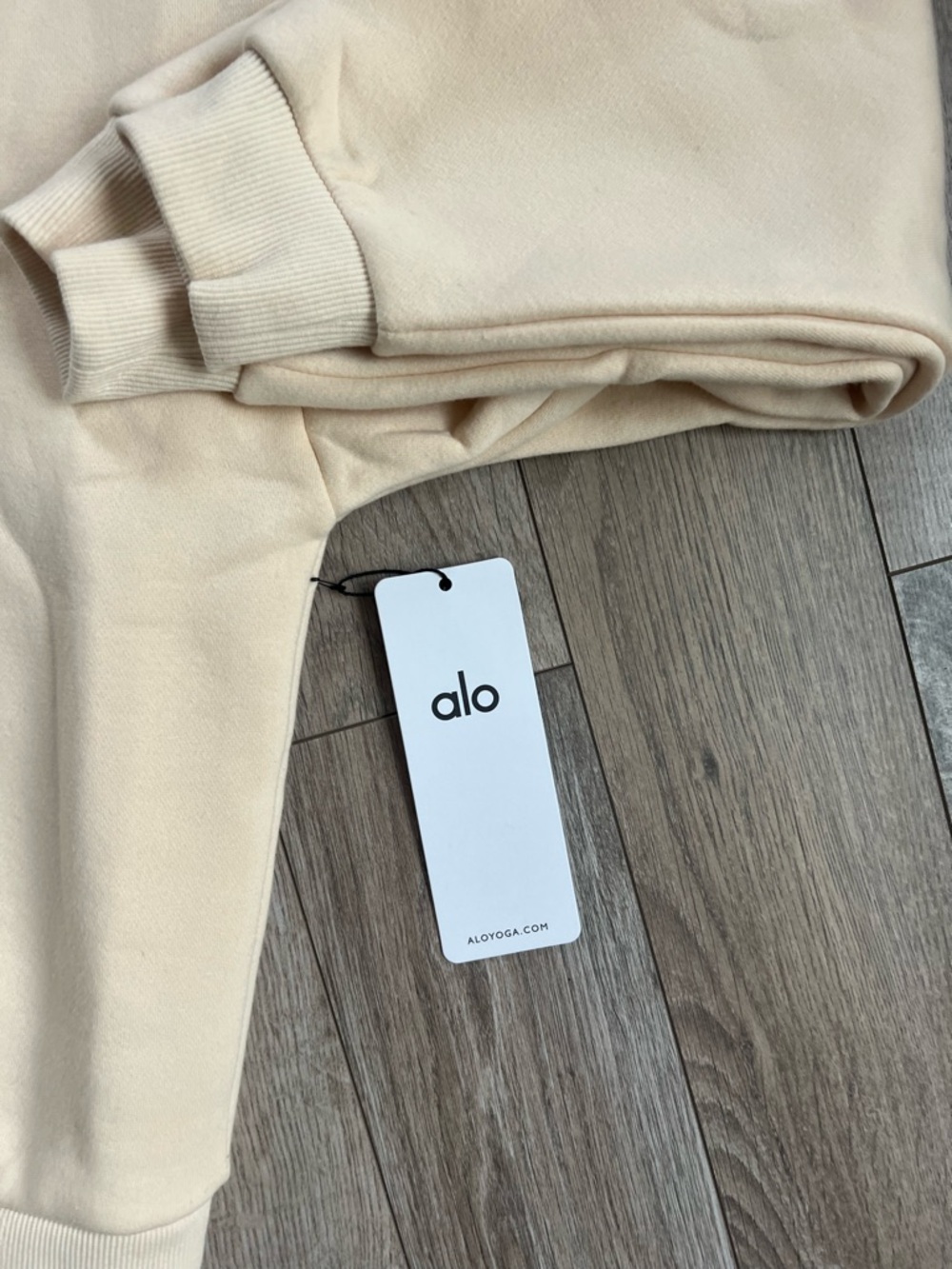 ALO womens crewneck NWT
Small/ Oatmilk - Picture 3 of 3